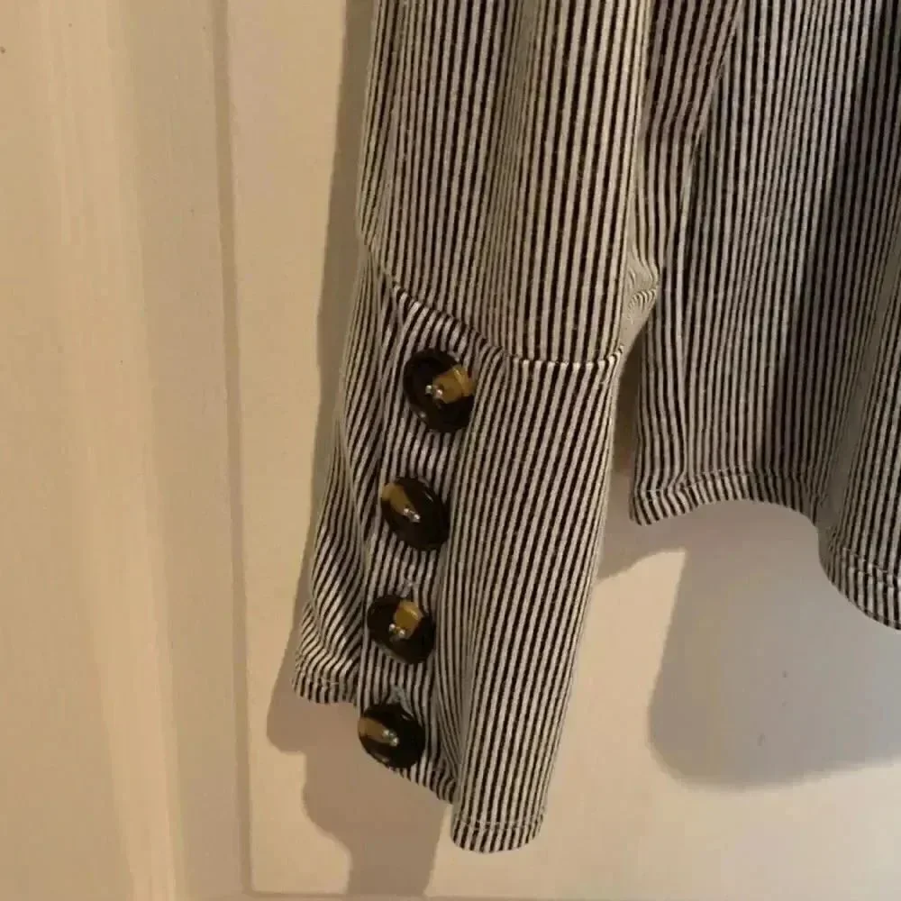 Adorable button sleeved top L